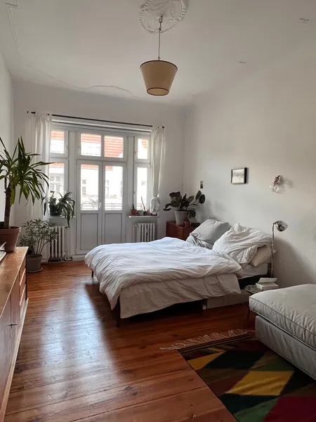 2 Zimmer im Vorderhaus eines Altbaus mit Loggia. Auch als WG geeignet. — photo 1